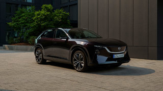 MAZDA STELLT DEN EUROPÄISCHEN MEDIEN DEN BRANDNEUEN MAZDA CX-6e VOR